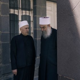 الهجري، يميناً، بدا مرحّباً بدعم إسرائيل للدروز في ظل تصاعد العنف، لورنزو توغنولي/واشنطن بوست