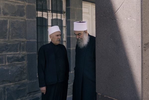 الهجري، يميناً، بدا مرحّباً بدعم إسرائيل للدروز في ظل تصاعد العنف، لورنزو توغنولي/واشنطن بوست